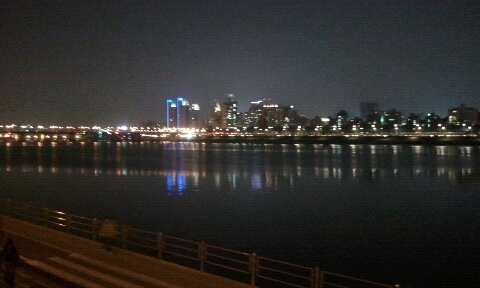 תצפית על נהר האן בסיאול בשעת ערב