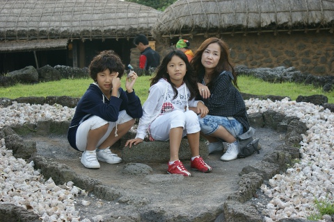 צילום משפחתי בכפר העתיק באי ג'גו